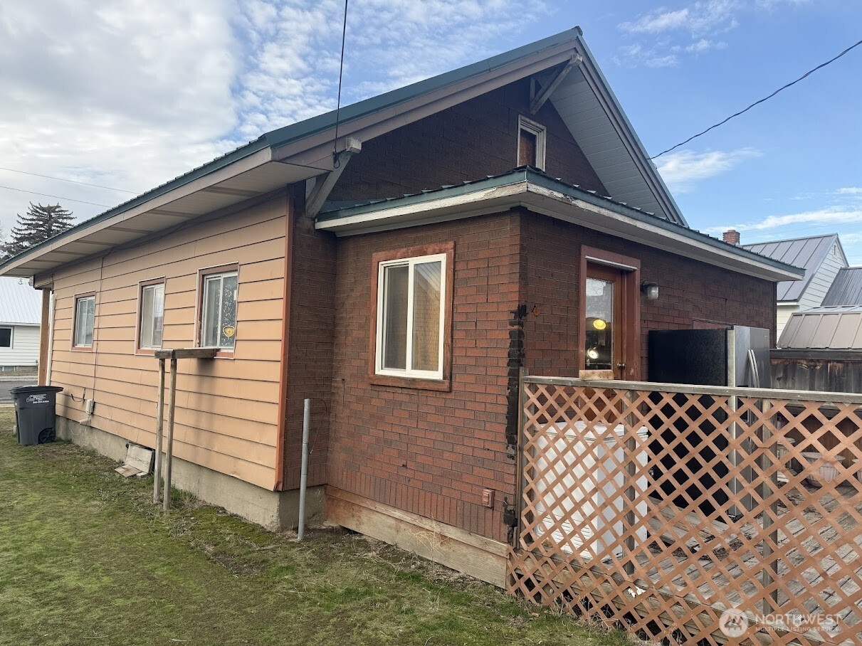 411 South Division Street Odessa, WA 99159 - Photo 8 of 20 a front view of a house with a yard