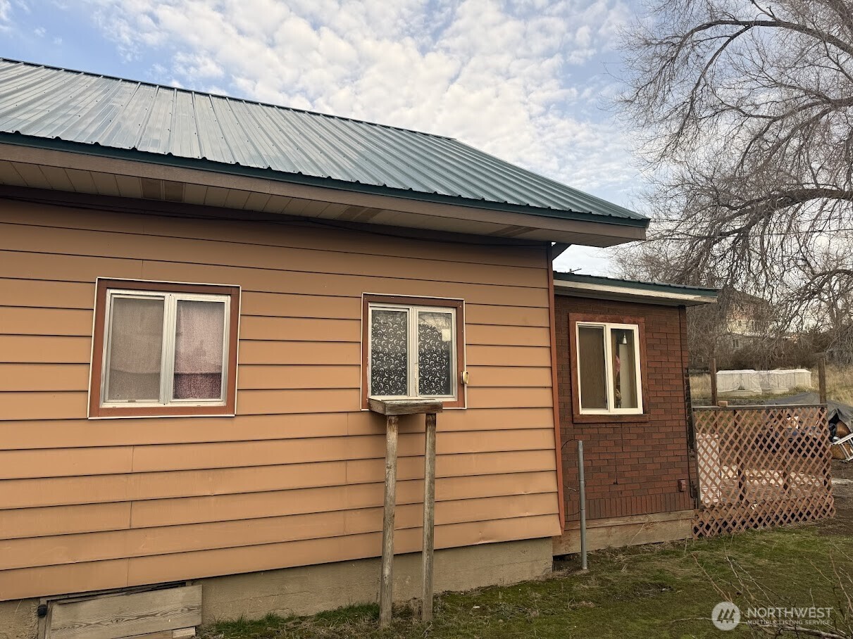 411 South Division Street Odessa, WA 99159 - Photo 9 of 20 a front view of a house with garage
