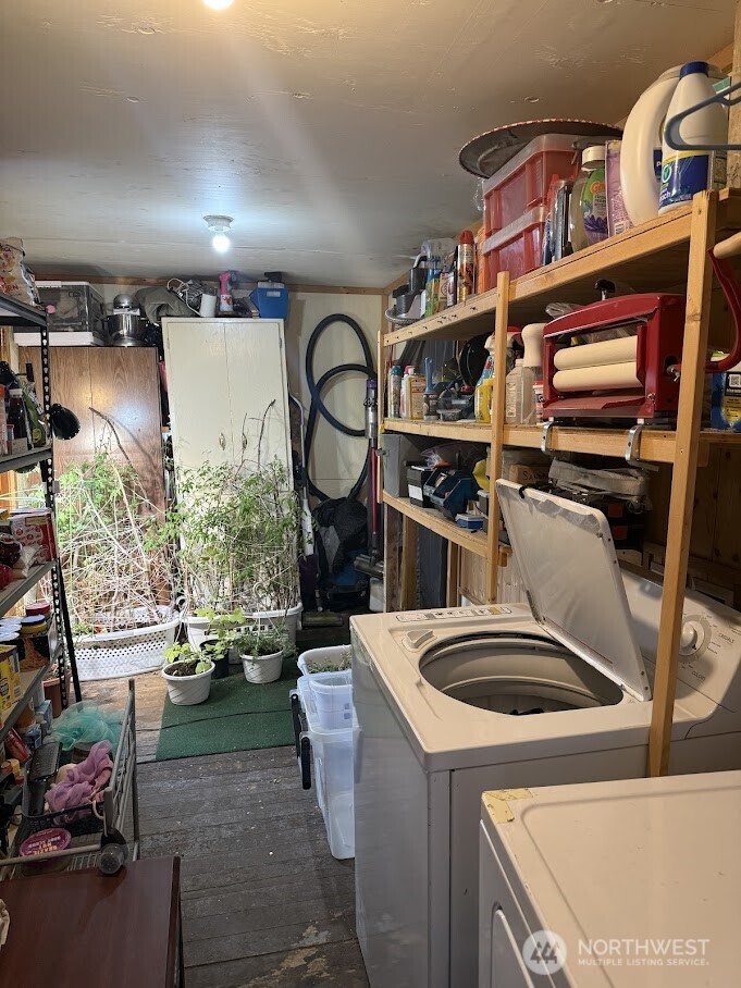 411 South Division Street Odessa, WA 99159 - Photo 10 of 20 a utility room with dryer and washer