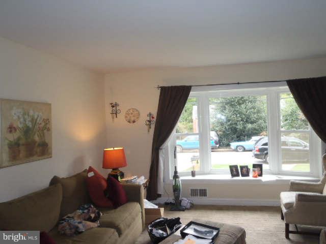 5614 Berwyn Road Berwyn Heights, MD 20740 - Photo 5 of 24 Living Room