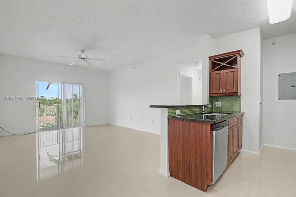 $1,950 | 7000 Southwest 80th Street, Unit 405, Miami, FL 33143