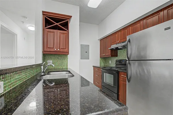 $1,950 | 7000 Southwest 80th Street, Unit 405, Miami, FL 33143