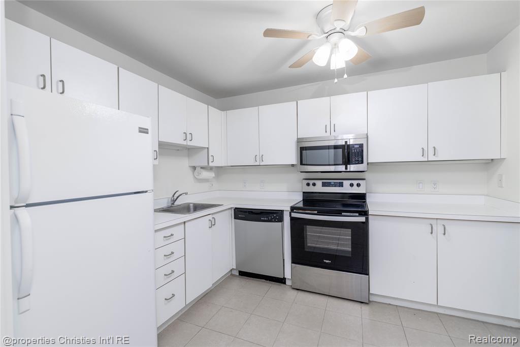 6600 Ridgefield Circle West Bloomfield, MI 48322 - Photo 4 of 22