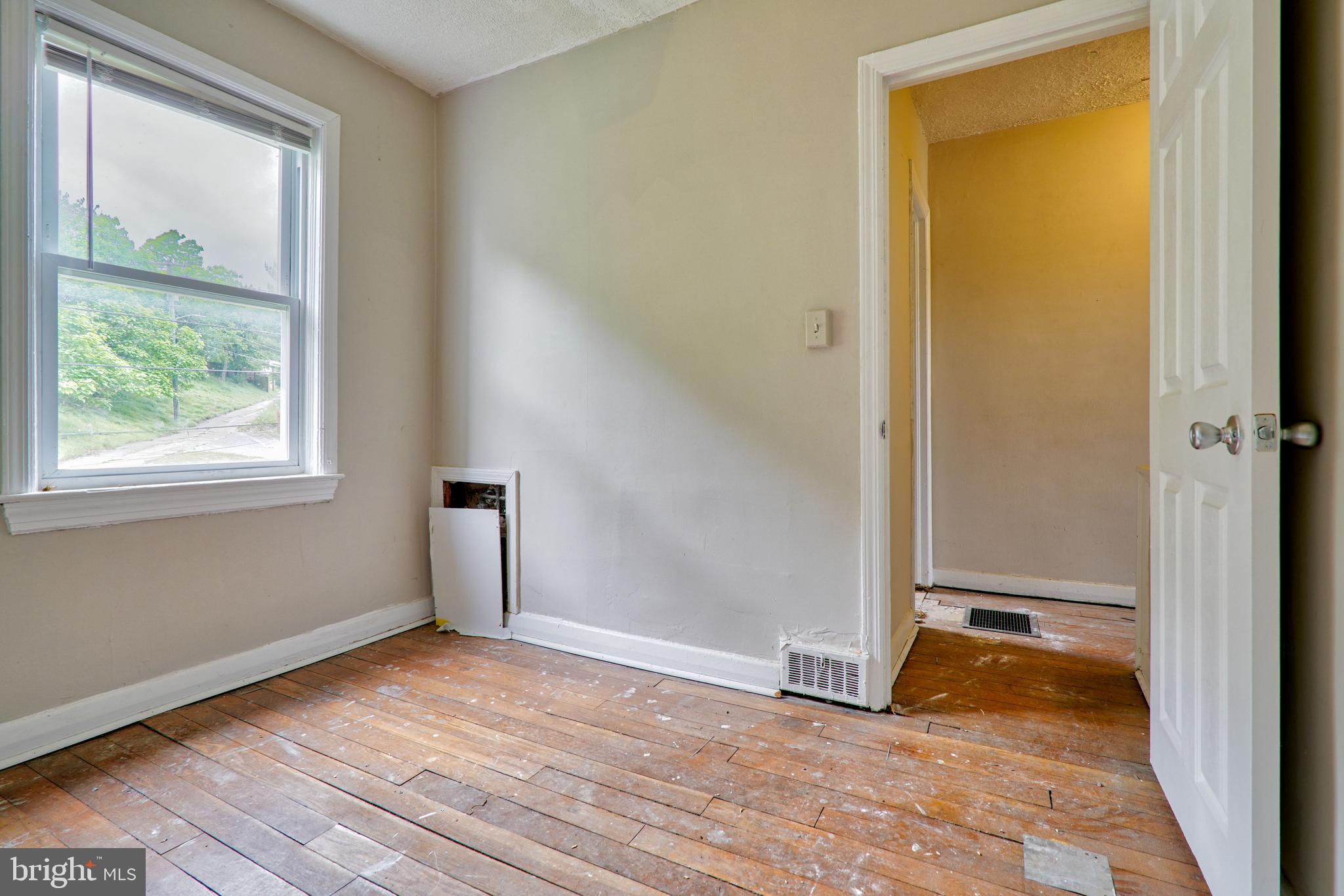 462 Roundview Road Baltimore, MD 21225 - Photo 11 of 14 Interior