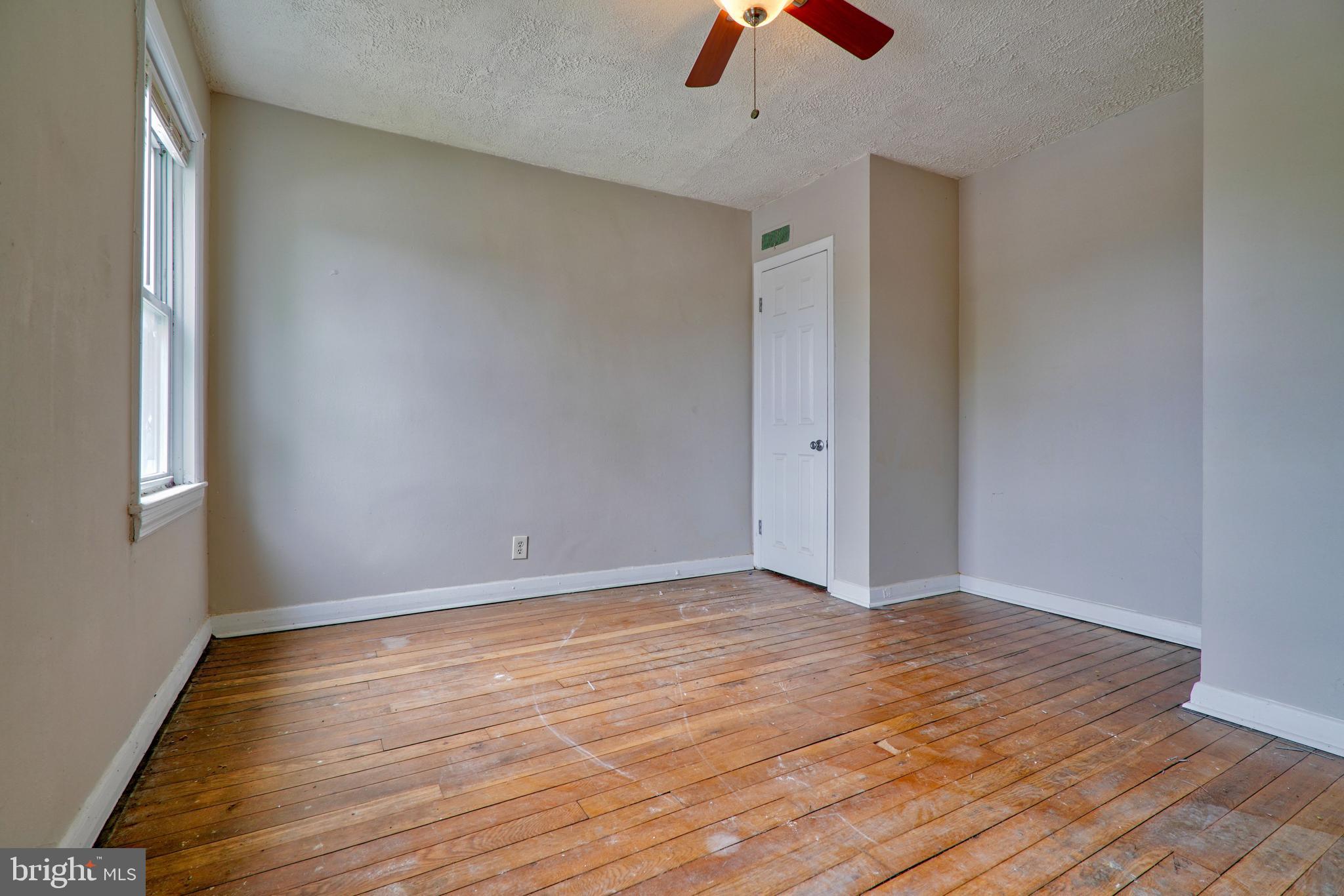 462 Roundview Road Baltimore, MD 21225 - Photo 8 of 14 Interior