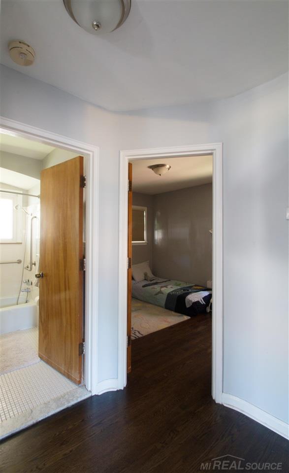 102 Normandy Road Royal Oak, MI 48073 - Photo 8 of 29 50045505-7.JPG