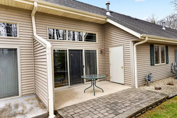 $347,900 | 1015 Shadowood Creek, Unit 3, West Bend, WI 53095