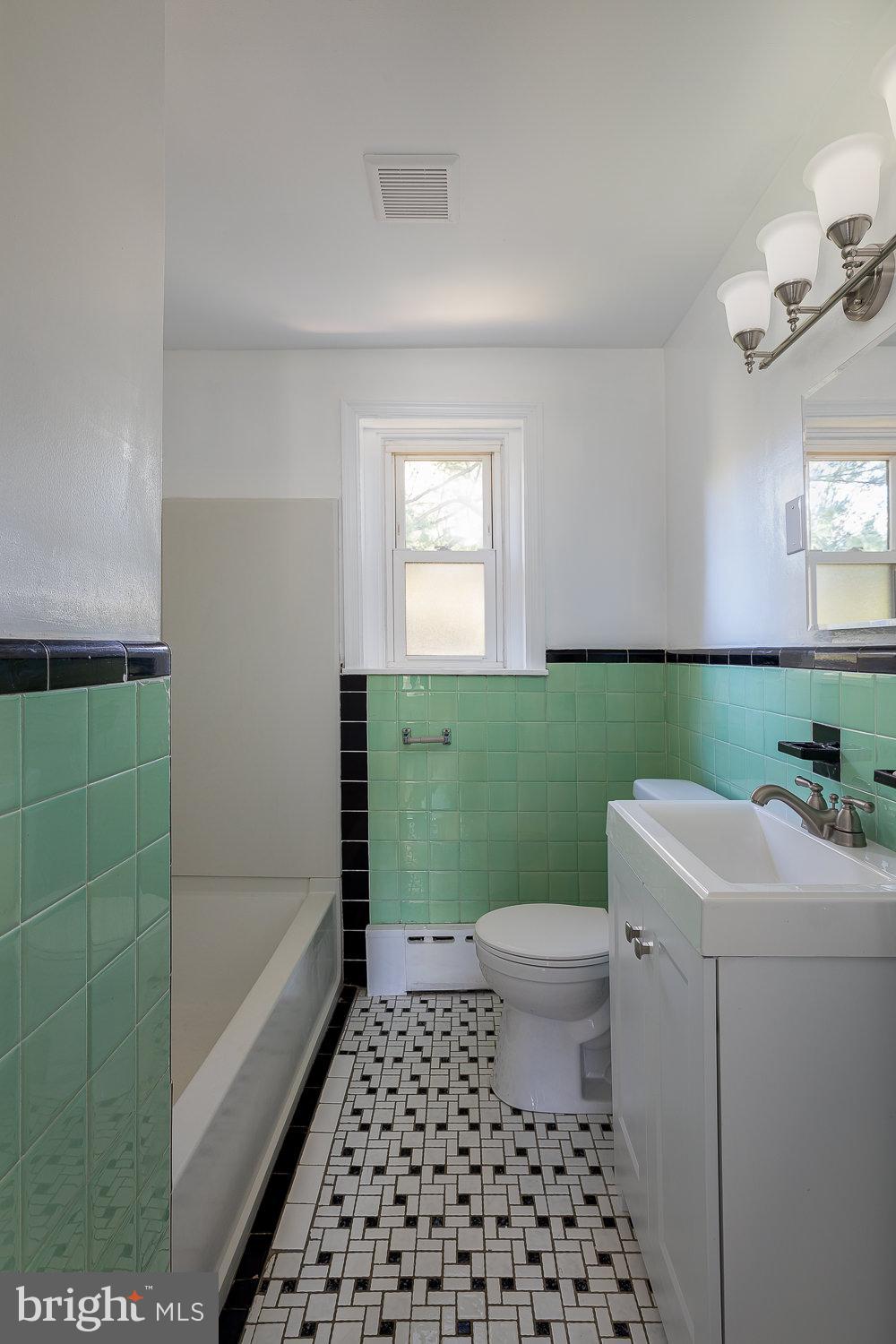 310 Brookhaven Road Wallingford, PA 19086 - Photo 8 of 19 Hall Bathroom