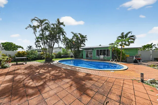 a view of a backyard