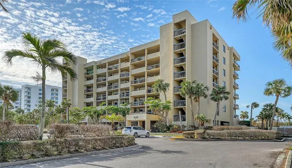 $950,000 | 1045 Gulf Of Mexico Drive, Unit 301, Longboat Key, FL 34228