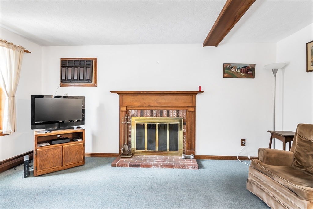 33 Lawson Farm Road Londonderry, NH 03053 - Photo 12 of 39 Gallery Image 12
