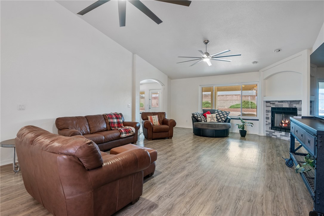4274 Rising Sun Avenue Kingman, AZ 86401 - Photo 3 of 40 Living Room