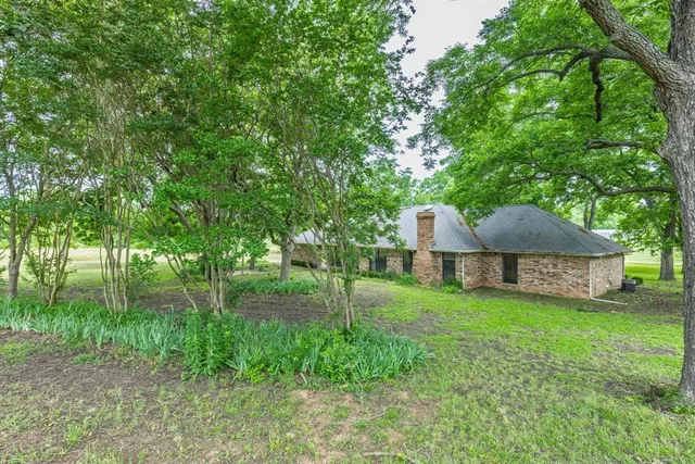 a view of entryway with kitchen