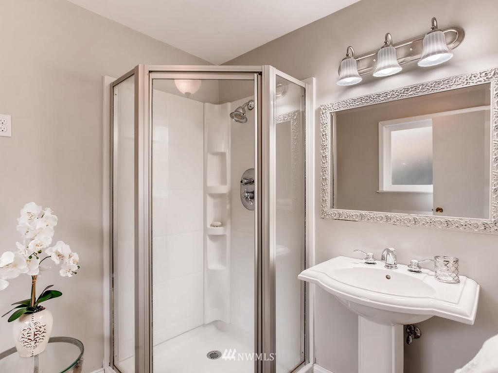 7315 179th Street Southwest Edmonds, WA 98026 - Photo 10 of 24 Gallery Image 10