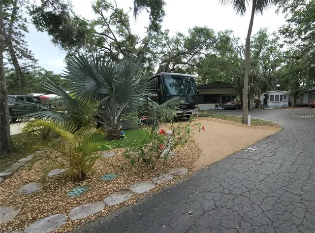 $85,900 | 3300 26th Avenue East, Unit 127, Bradenton, FL 34208