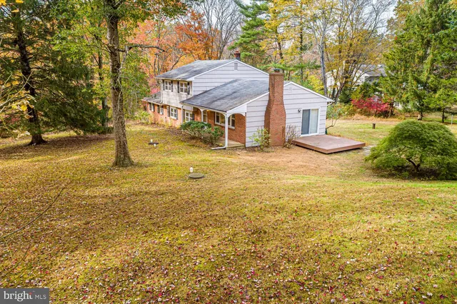 a view of a house with backyard and tree s