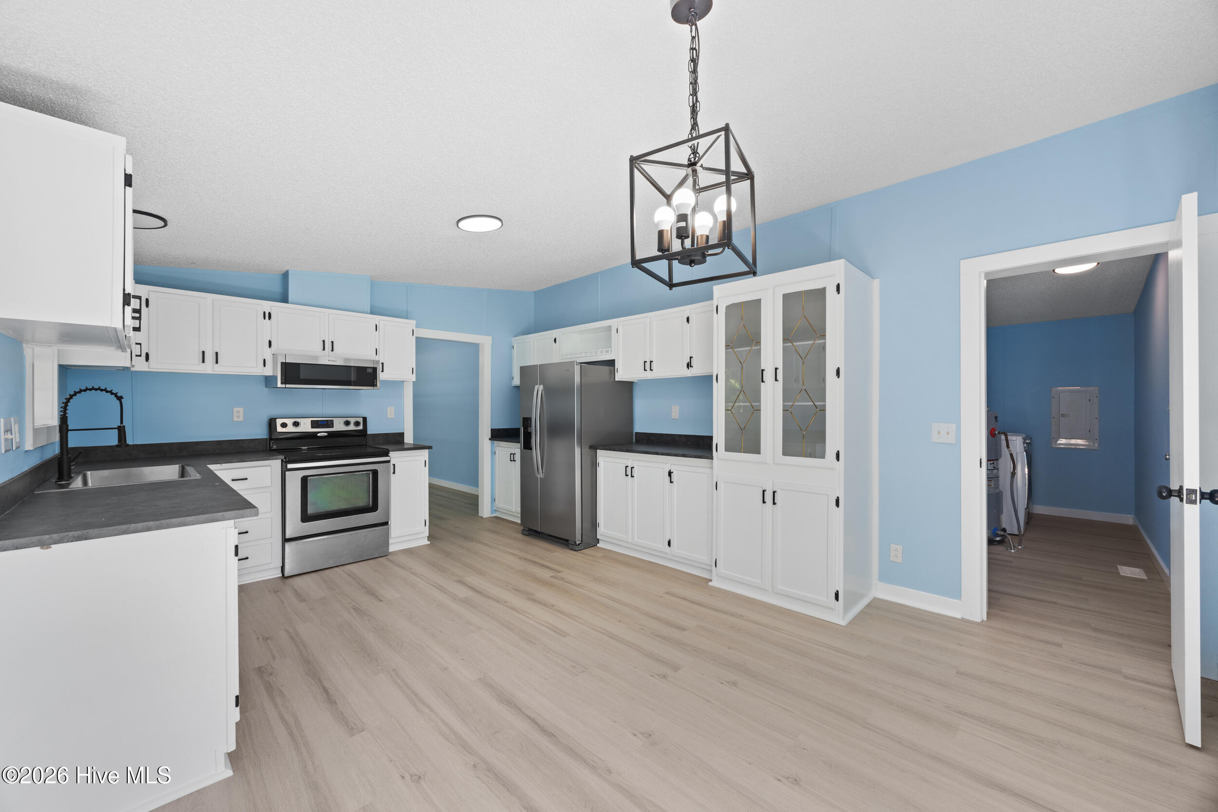 211 Pond Road Rocky Point, NC 28457 - Photo 9 of 38 20_kitchen