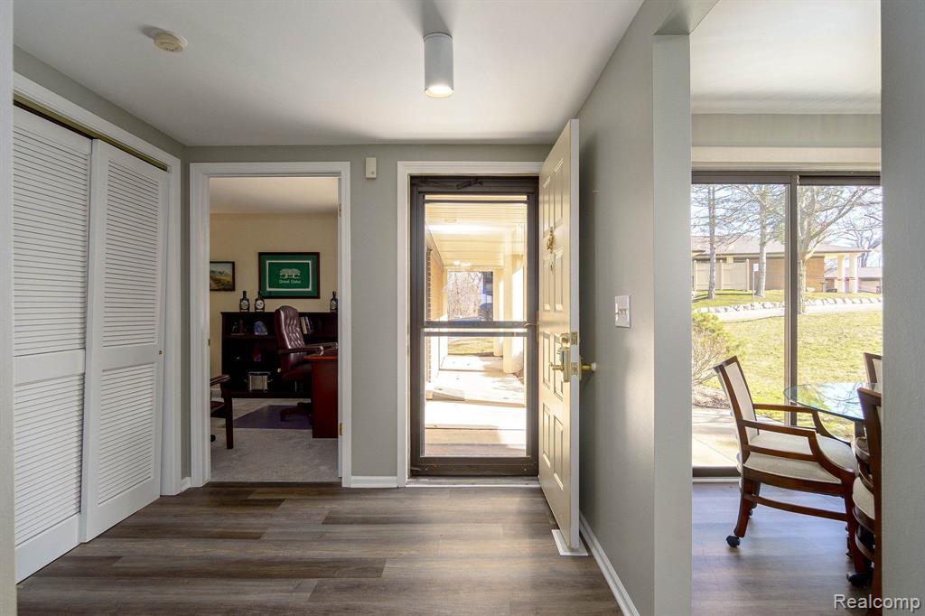 945 Wexford Way Rochester Hills, MI 48307 - Photo 2 of 26