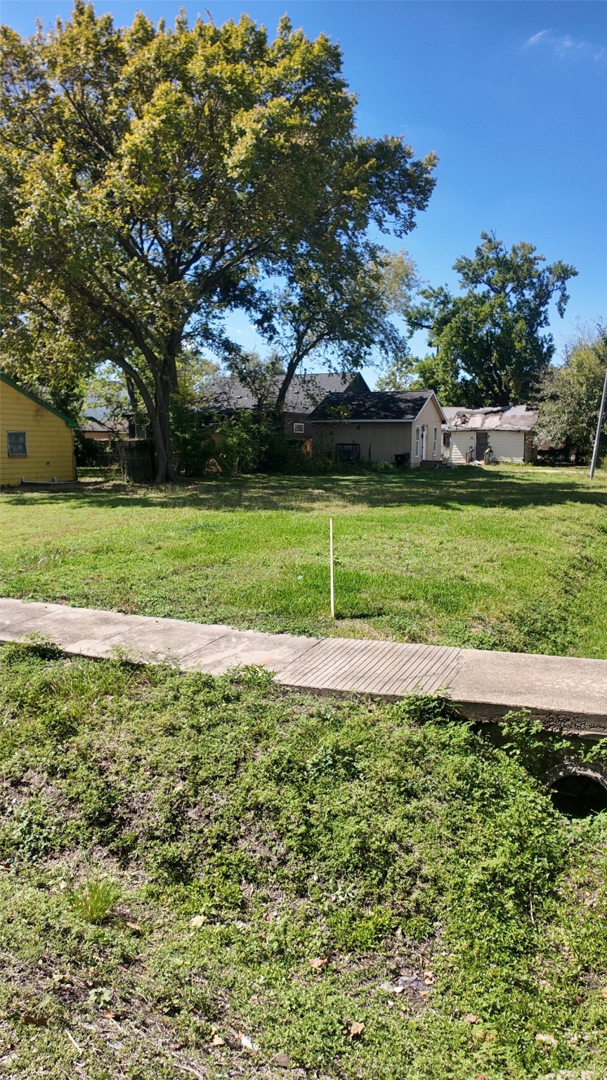 6802 England Street Houston, TX 77021 - Photo 6 of 8 a view of a field of grass and trees
