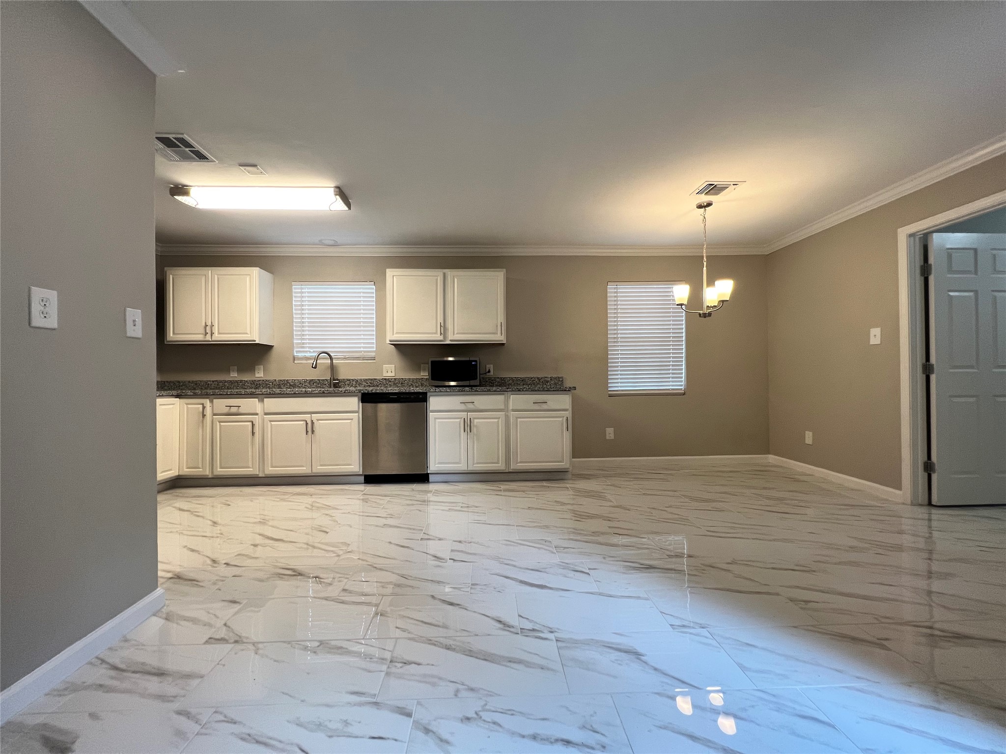 1506 Castlerock Road Houston, TX 77090 - Photo 14 of 48 Gallery Image 14