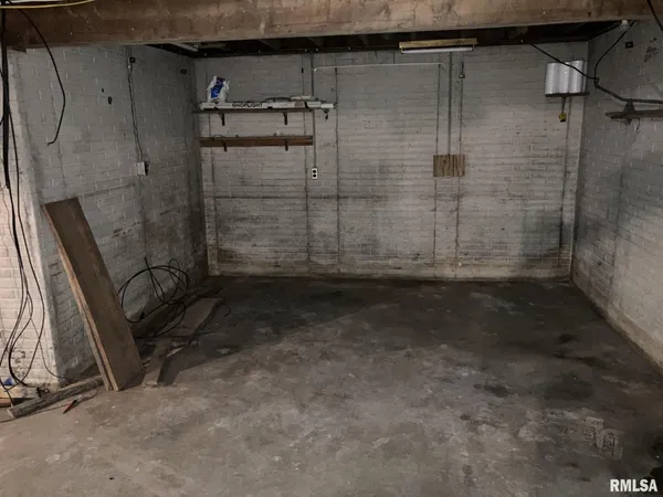 $75,000 | 360 West Broadway Street, Roseville, IL 61473