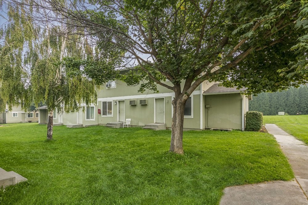 800 South County Road Warden, WA 98857 - Photo 3 of 10 a front view of a house with a garden