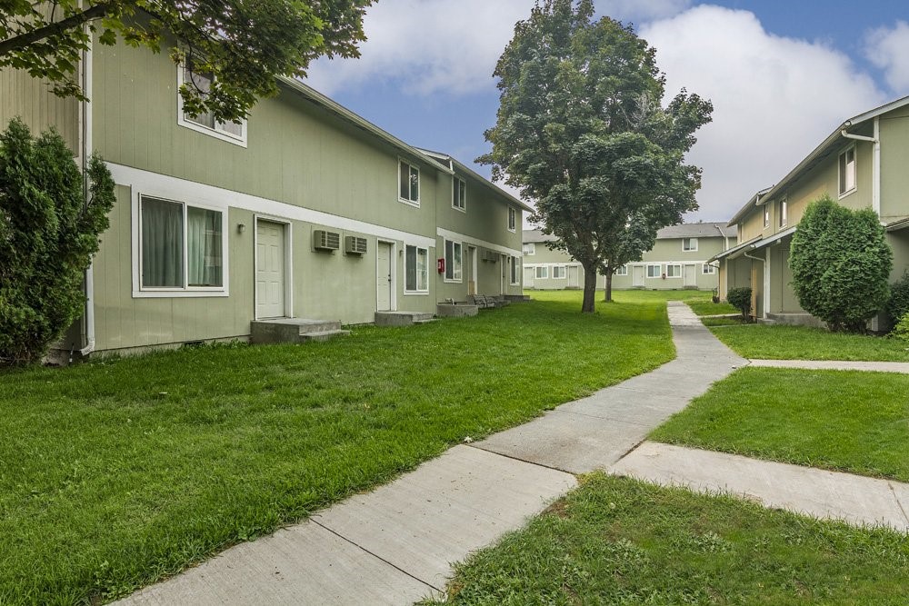 800 South County Road Warden, WA 98857 - Photo 8 of 10 a backyard of a house with potted plants and large tree