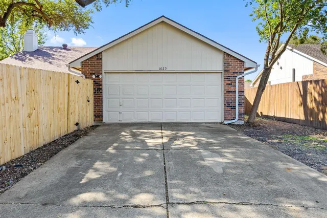 a view of garage yard