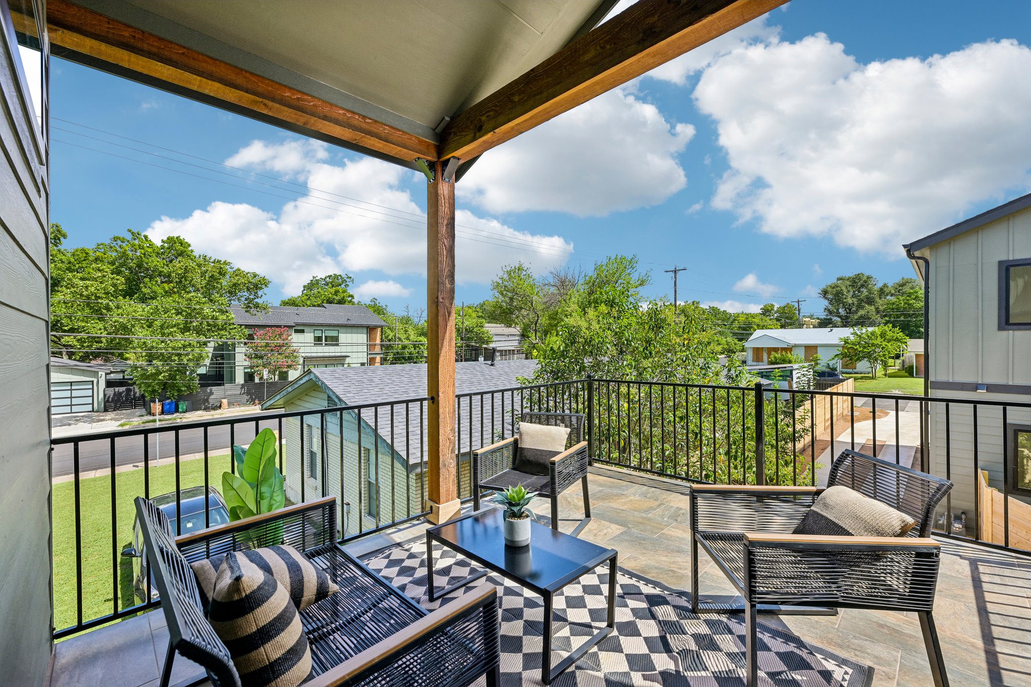 513 West Odell Street, Unit B Austin, TX 78752 - Photo 21 of 38 An inviting balcony offers ample space for outdoor relaxation and neighborhood views.