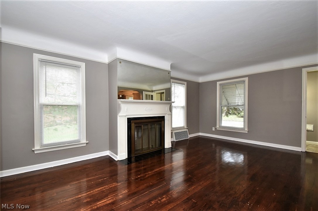 956 Woodview Road Cleveland, OH 44121 - Photo 5 of 30 Gallery Image 5