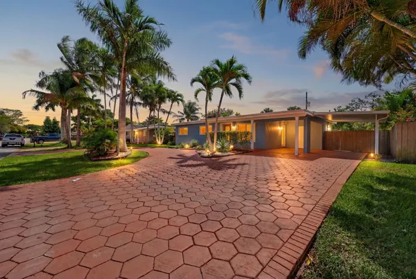 a view of outdoor space yard and porch