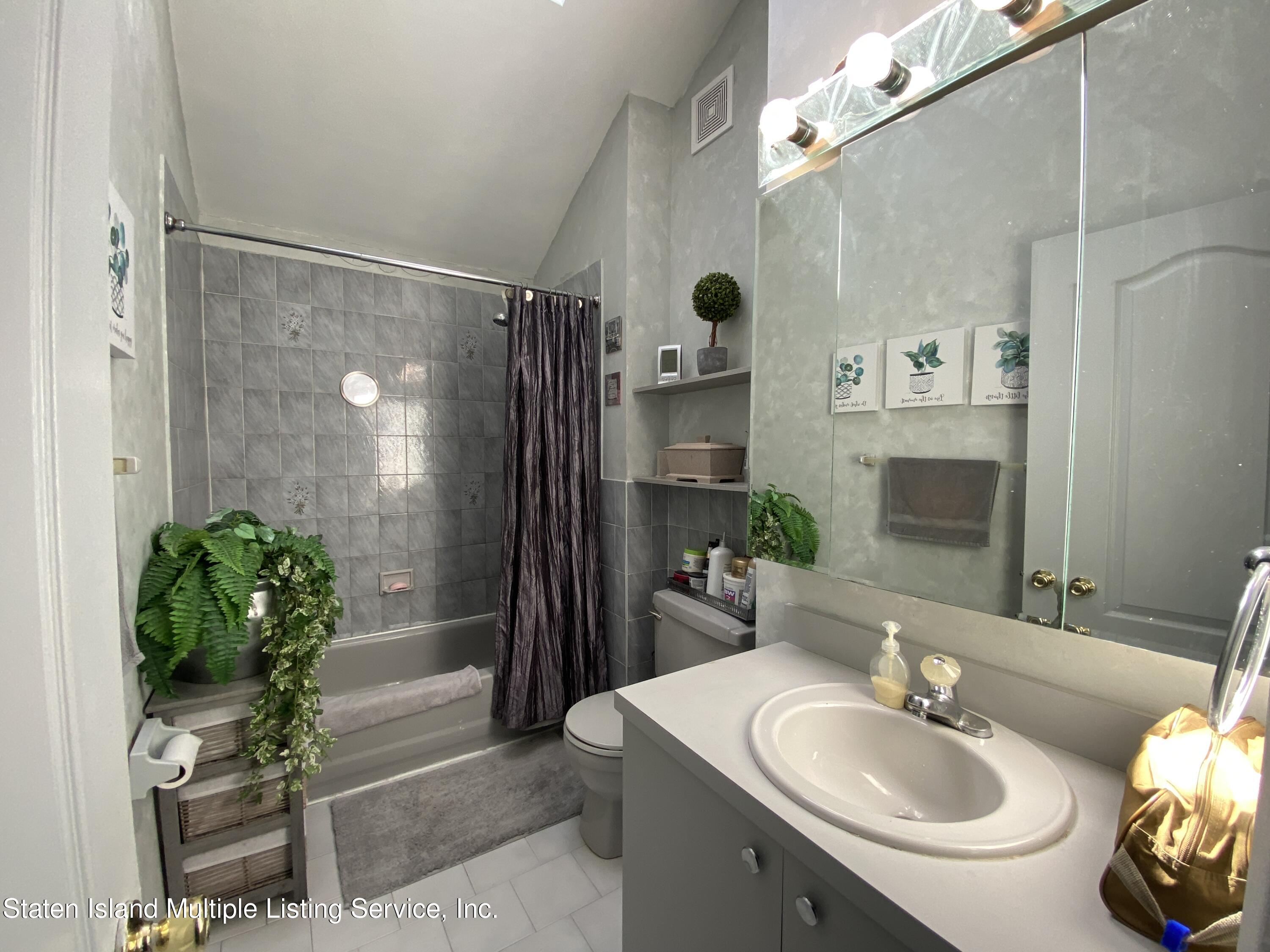171 Lorraine Loop Staten Island, NY 10309 - Photo 11 of 24 Main bathroom