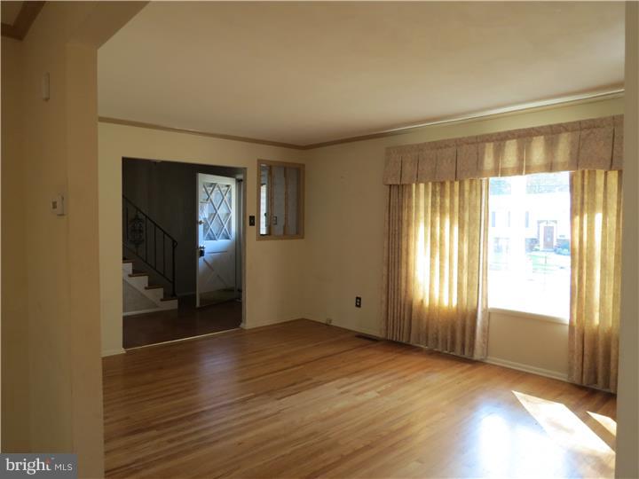 1732 Red Oak Road Williamstown, NJ 08094 - Photo 5 of 13 Living Room