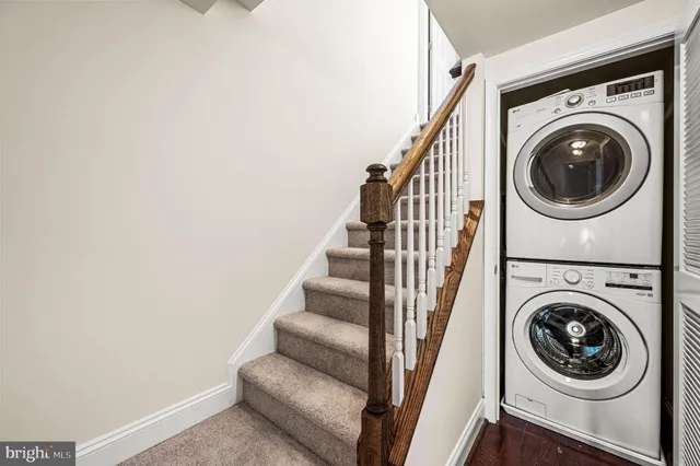 a view of entryway with washer and dryer