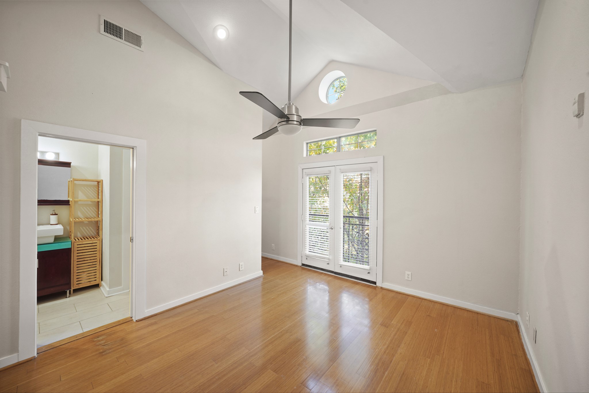 806 Jackson Hill Street, Unit 302 Houston, TX 77007 - Photo 18 of 26 a view of an empty room with a window