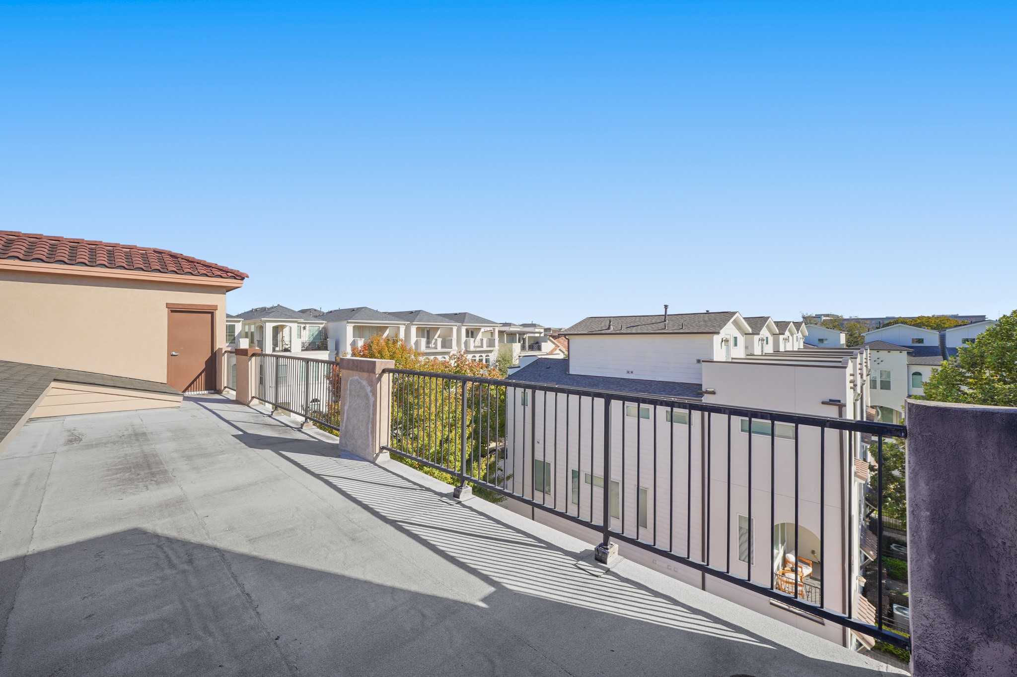 806 Jackson Hill Street, Unit 302 Houston, TX 77007 - Photo 25 of 26 a view of a balcony with city view