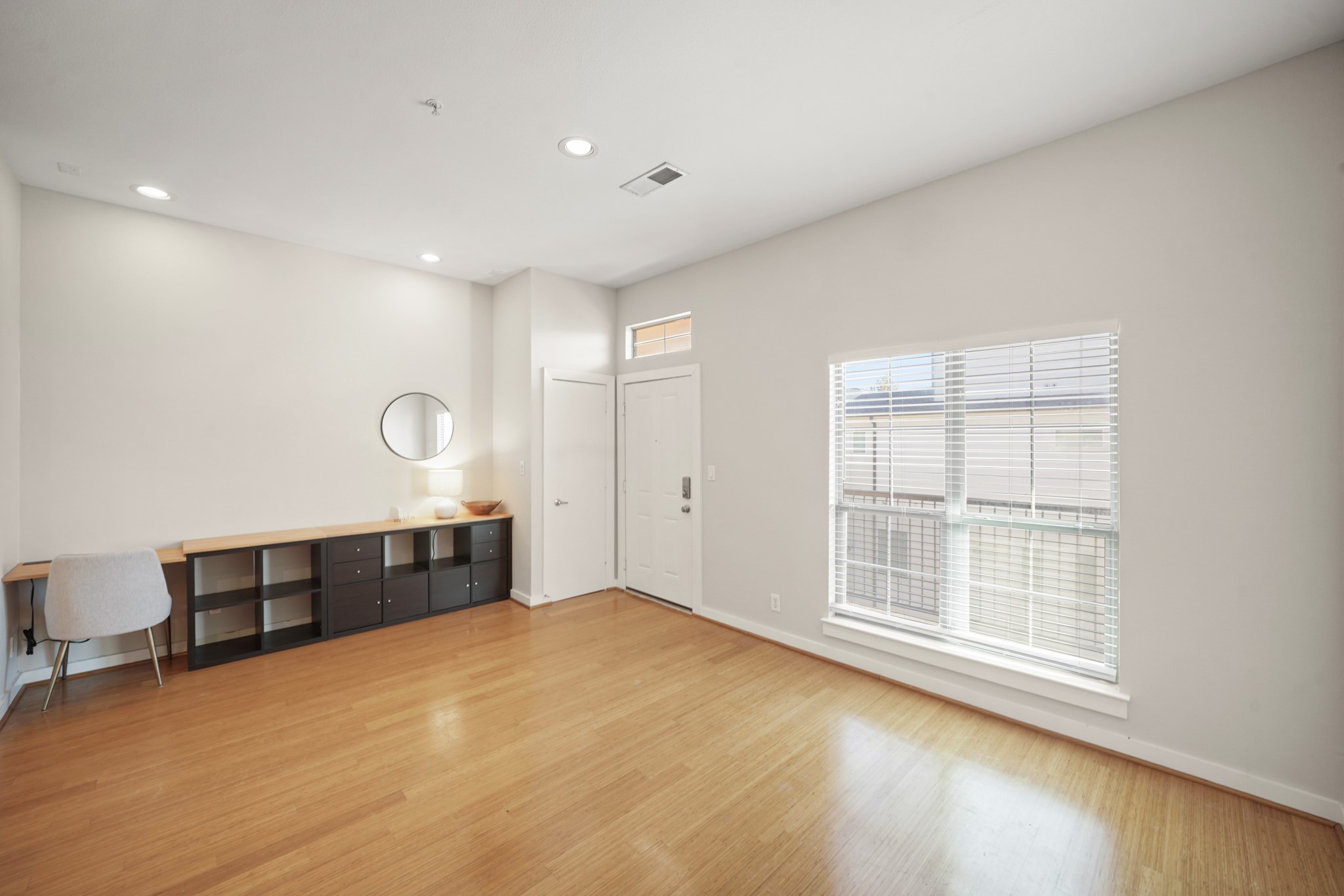 806 Jackson Hill Street, Unit 302 Houston, TX 77007 - Photo 5 of 26 a view of a livingroom with a furniture