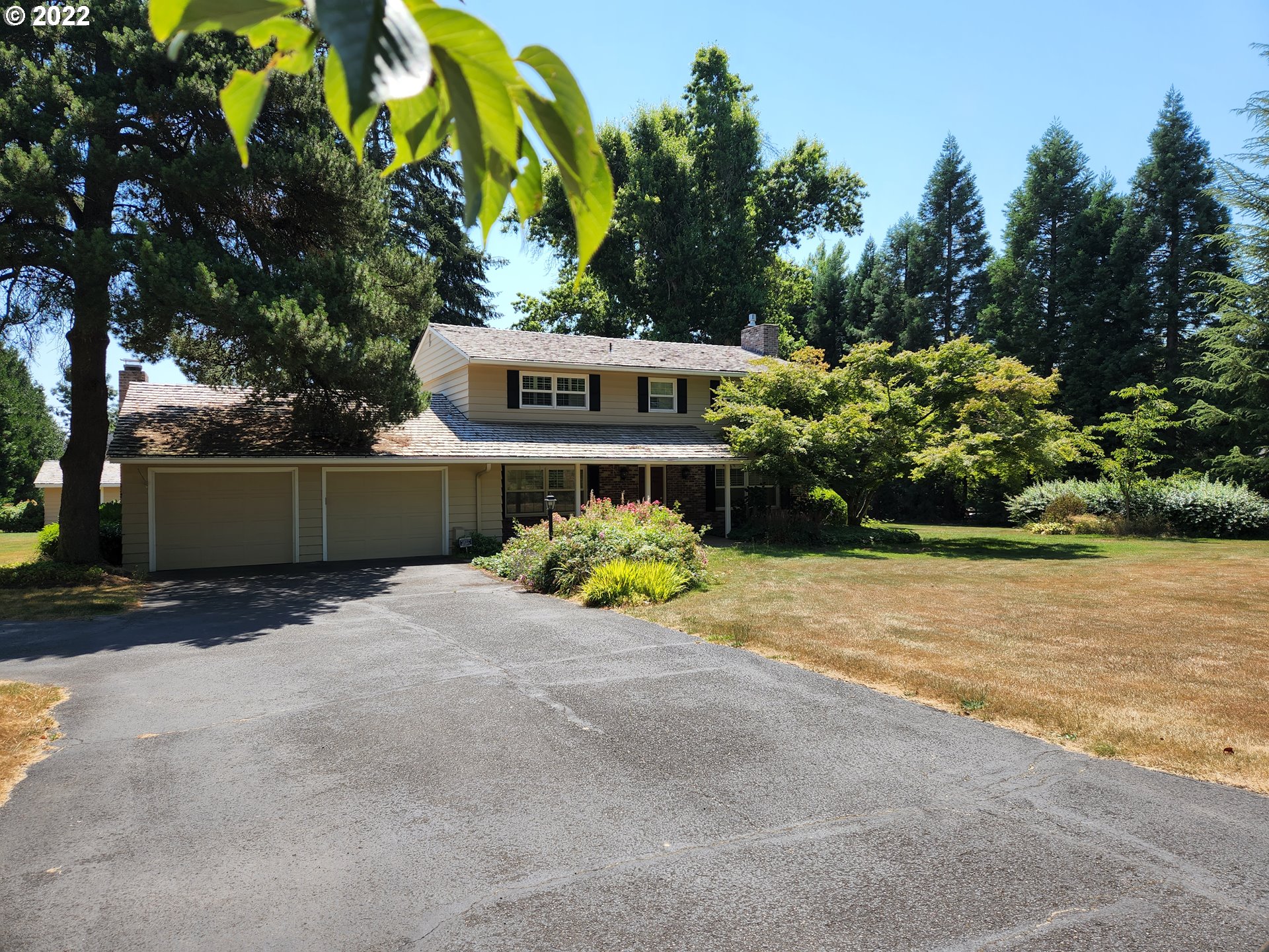 7310 Boeckman Road Wilsonville, OR 97070 - Photo 2 of 4 a front view of a house with a yard