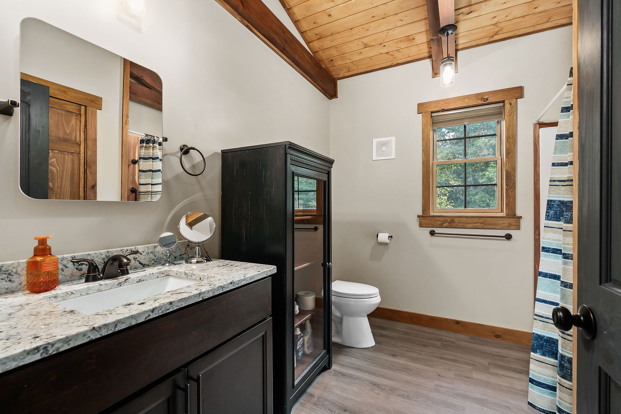 6995 Ashburn Road Baxter, TN 38544 - Photo 52 of 61 Upstairs bathroom