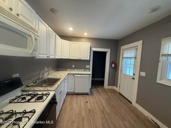 $1,425 | 417 Willow Street, Scranton, PA 18505