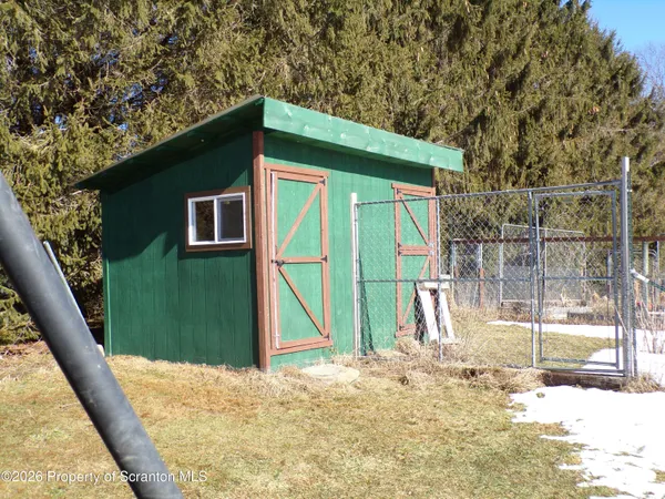 a view of a backyard