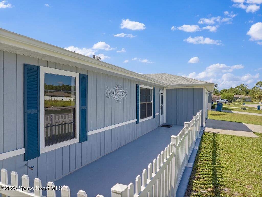 274 Trilby Road Southwest Palm Bay, FL 32908 - Photo 2 of 38 a view of a house with a yard