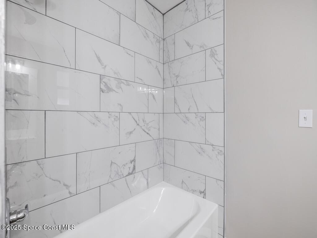 274 Trilby Road Southwest Palm Bay, FL 32908 - Photo 23 of 38 a bathroom with a bathtub