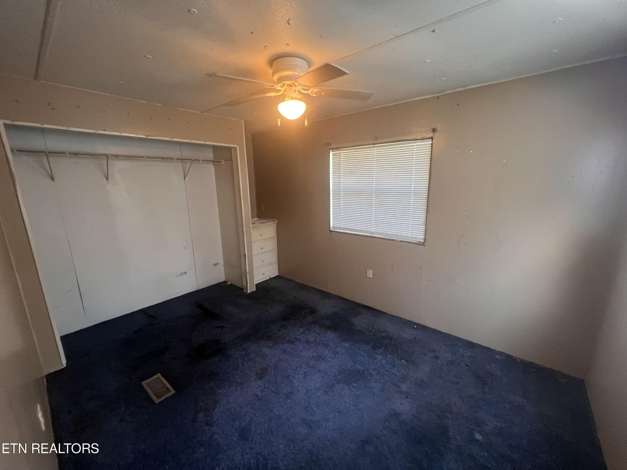 372 Longmire Road Clinton, TN 37716 - Photo 4 of 7 a view of an empty room with a window