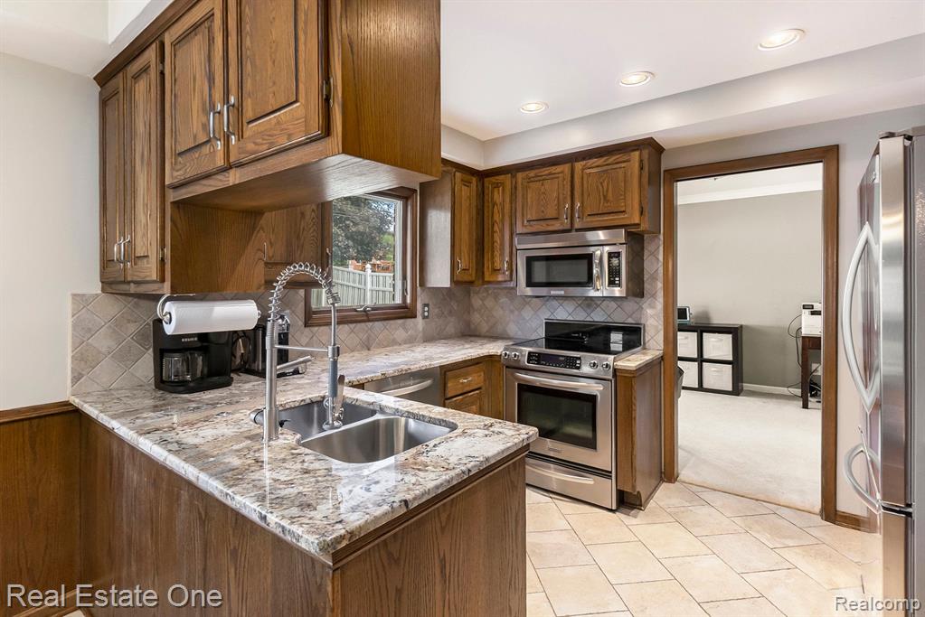 994 Hampstead Lane Rochester Hills, MI 48309 - Photo 7 of 25