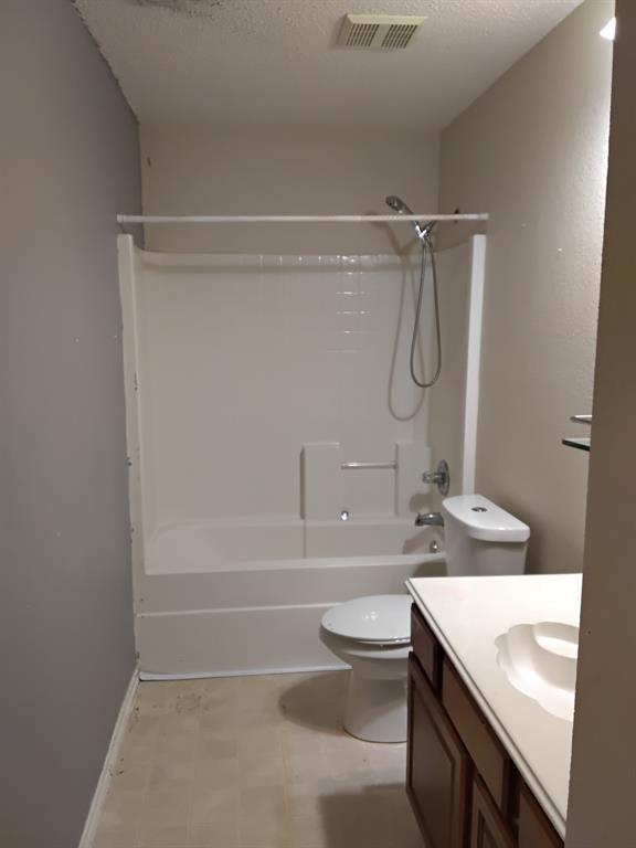 7566 Kings Trail Fort Worth, TX 76133 - Photo 8 of 11 Upstairs Hall Bathroom