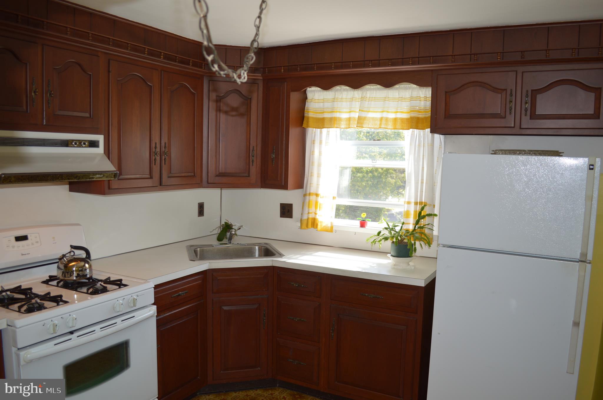 708 Marshall Road Brookhaven, PA 19015 - Photo 2 of 25 Kitchern with gas range