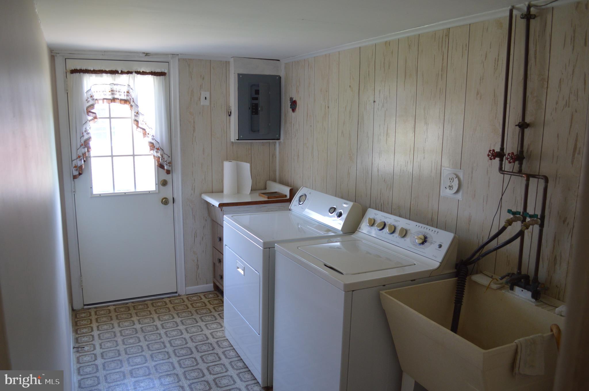 708 Marshall Road Brookhaven, PA 19015 - Photo 11 of 25 Mud/laundry room