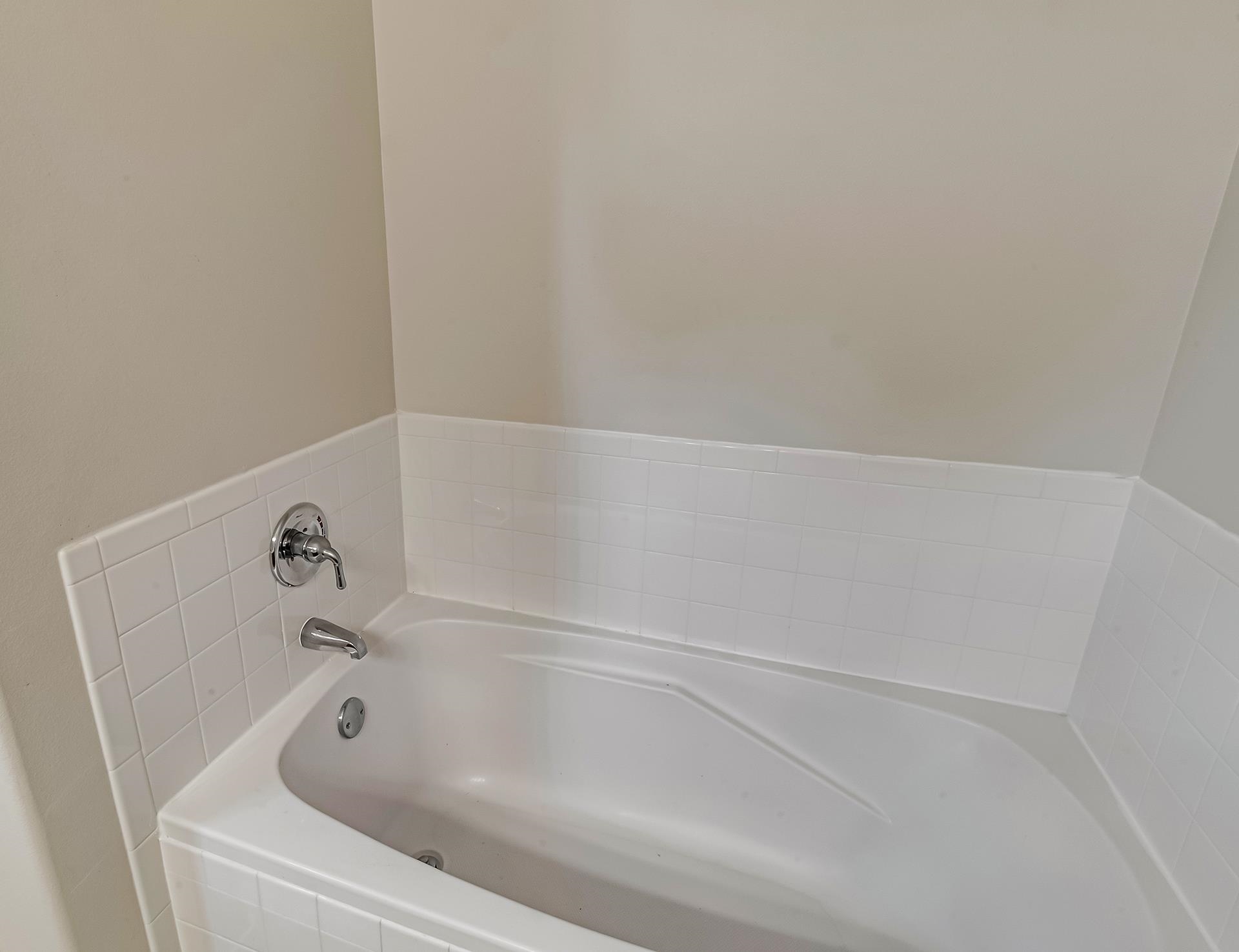 1229 Windsor Park Drive Fruita, CO 81521 - Photo 28 of 36 a bathroom with a bathtub