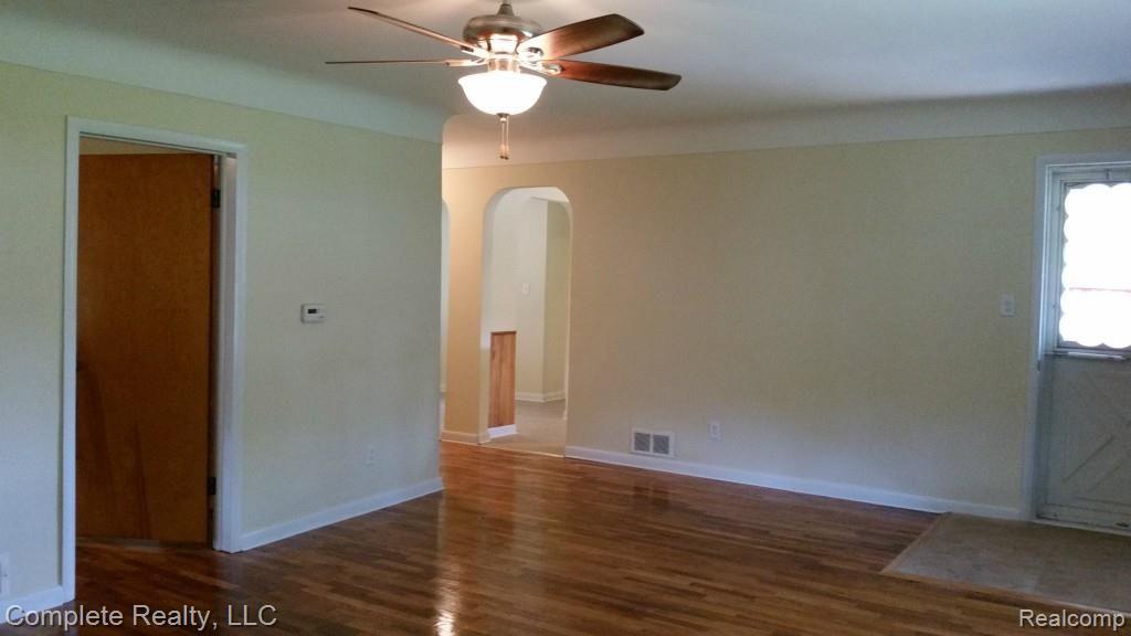 3139 North Belsay Road Flint, MI 48506 - Photo 4 of 27 Living Room Hardwood